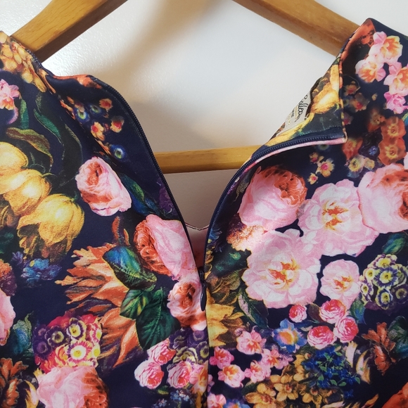 Parisian Collection Cute Floral Crop Top w V-Neck - Picture 7 of 11